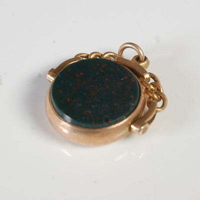Lot 90 - A 9ct gold mounted bloodstone spinner fob, 7.8...