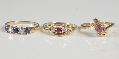 Lot 93 - Three assorted 9ct gold gem set dress rings,...
