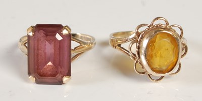 Lot 96 - A 9ct gold single stone amethyst coloured gem...
