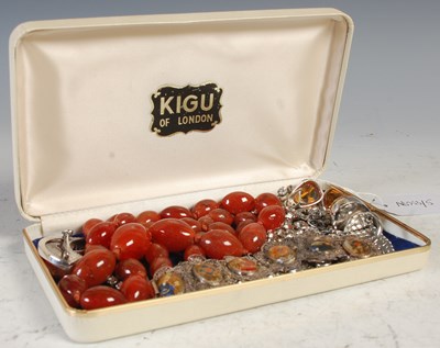 Lot 122 - A collection of assorted costume jewellery to...