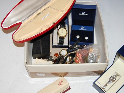 Lot 257 - A box of mainly costume jewellery comprising a...