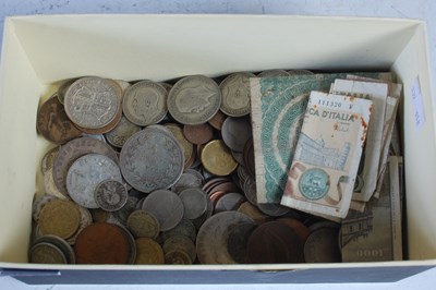 Lot 125 - A box of assorted vintage coinage, banknotes,...