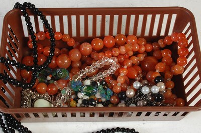 Lot 129 - A collection of assorted costume jewellery.