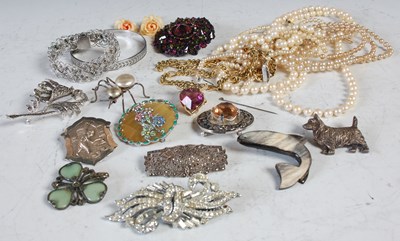 Lot 142 - A box of assorted costume jewellery.
