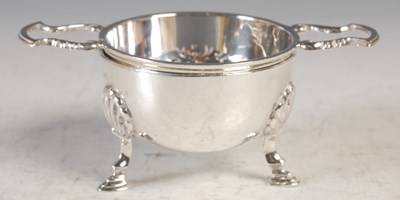 Lot 155 - A Sheffield silver tea strainer on stand,...
