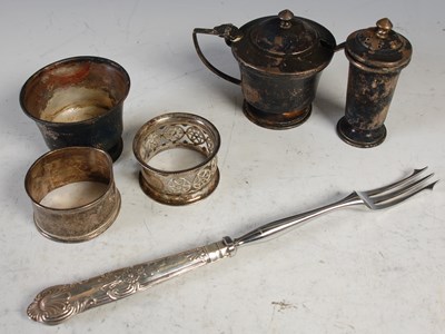 Lot 192 - A collection of silver to include three piece...