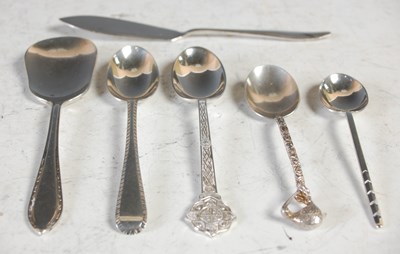Lot 198 - A collection of assorted silver flatware, 5.6...