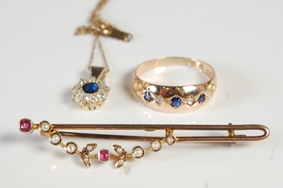 Lot 301 - A small group of jewellery to include a 15ct...