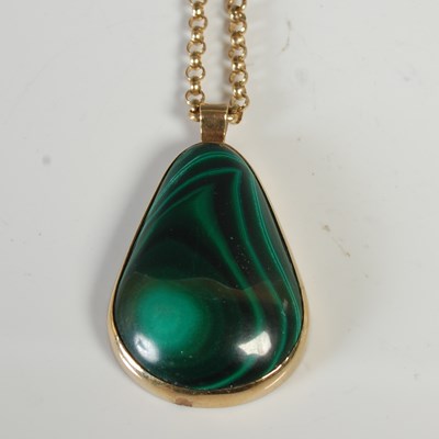 Lot 326 - A 9ct gold mounted malachite pendant on yellow...