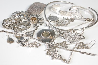 Lot 98 - A collection of assorted silver and white...