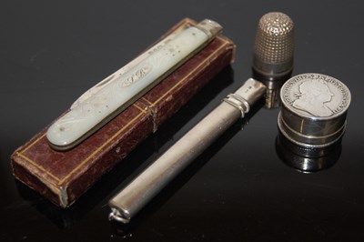 Lot 335 - A collection of silver items to include a...