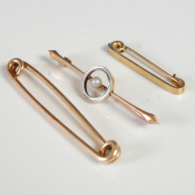 Lot 341 - A yellow metal and pearl set bar brooch,...