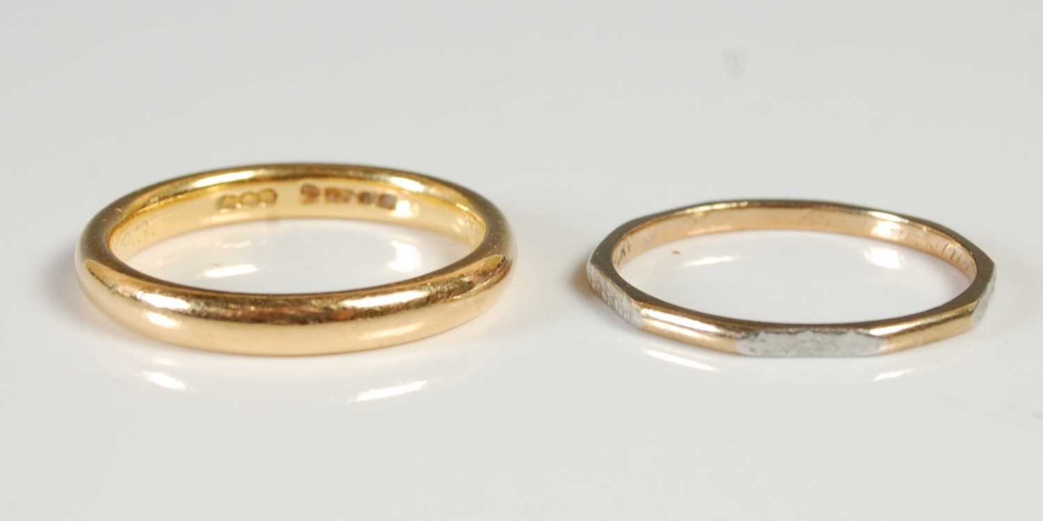 Lot 350 - A 22ct gold wedding ring, 4.6 grams;