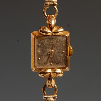 Lot 361 - A 9ct gold ladies Omega wristwatch with 9ct...