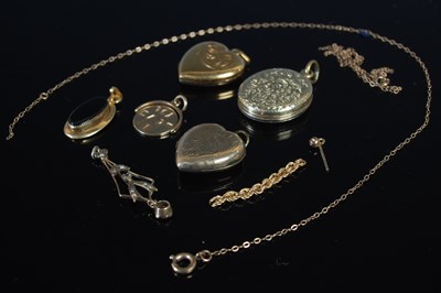 Lot 362 - A small collection of assorted yellow metal...