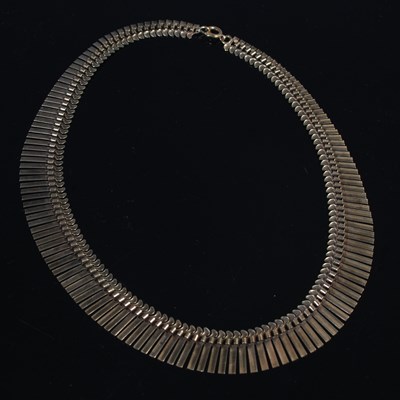 Lot 365 - A 9ct gold fringed necklace, 22.6 grams.