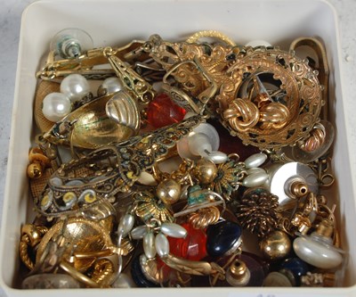 Lot 366 - A collection of assorted yellow metal and...