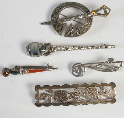 Lot 367 - A group of silver and white metal jewellery to...
