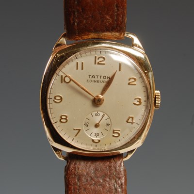 Lot 369 - A vintage gentlemans 9ct gold cased wristwatch,...