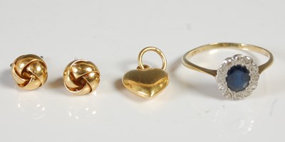Lot 373 - A small group of jewellery to include a gem...