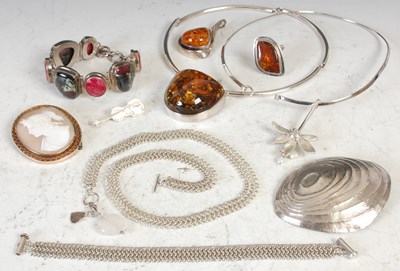 Lot 378 - A box of assorted jewellery to include a...