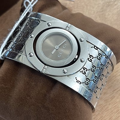 Lot 388 - A Gucci ladies Twirl bracelet wristwatch, in...