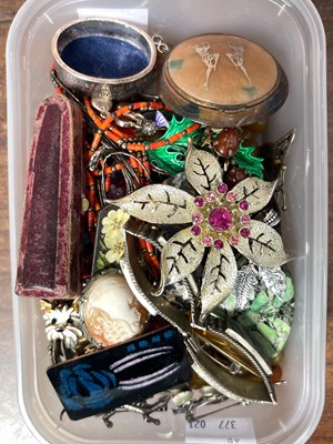 Lot 442 - A box of assorted costume jewellery.