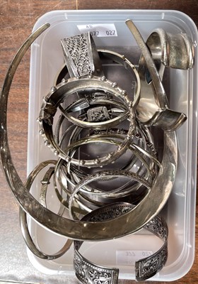 Lot 445 - A box of assorted white metal jewellery,...