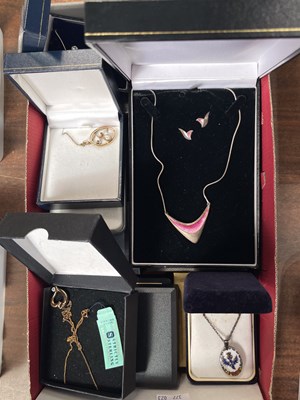 Lot 446 - A box of assorted boxed jewellery, mainly...