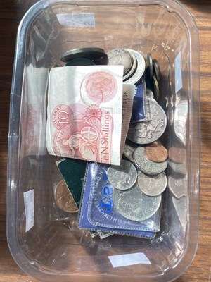 Lot 453 - A box of assorted coinage, to include various...
