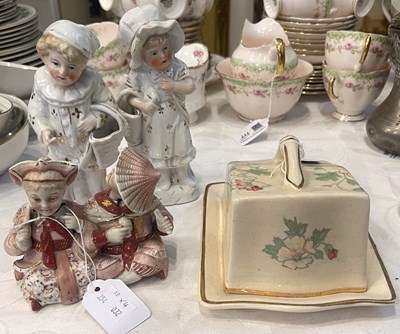 Lot 485 - A collection of ceramics to include a pair of...