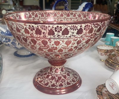 Lot 500 - A Cantagalli footed pottery bowl, decorated...