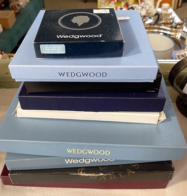 Lot 526 - A collection of boxed collectors plates,...