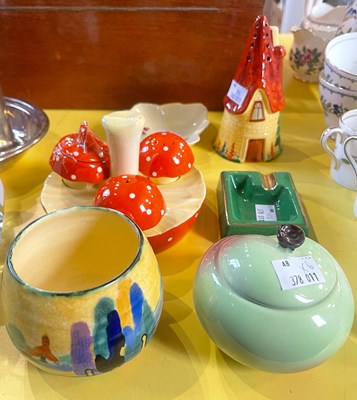 Lot 533 - A collection of five pieces of Carltonware, to...