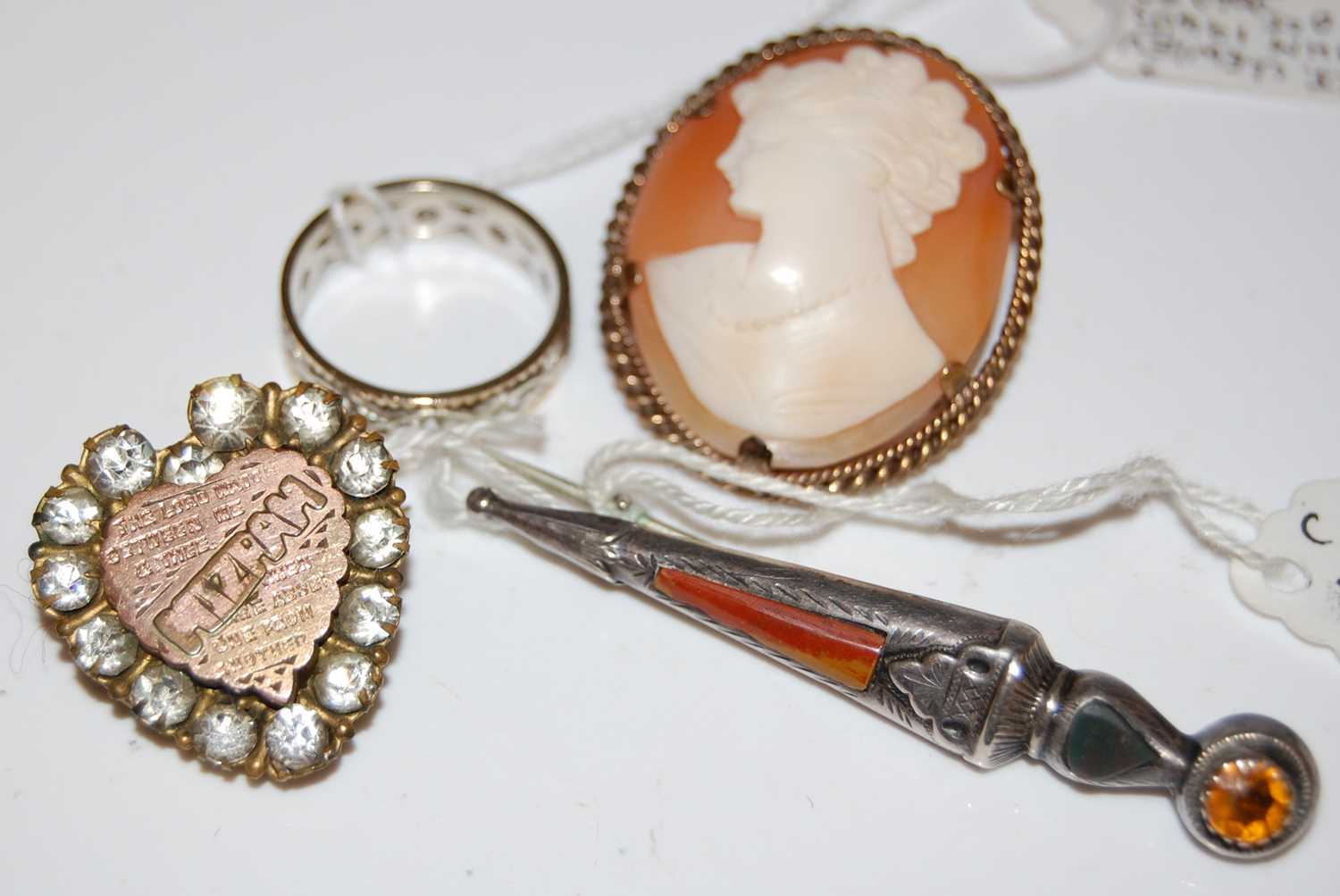 Lot 55 - A small group of jewellery to include white...