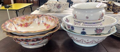 Lot 579 - A group of ceramics to include a pair of...