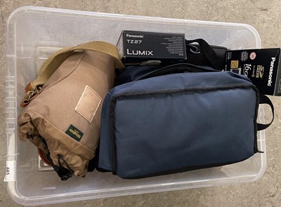 Lot 685 - A collection of camera equipment to include a...