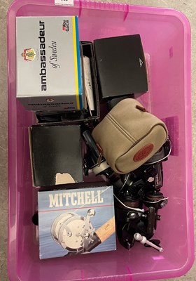 Lot 686 - A collection of assorted spinning and sea...