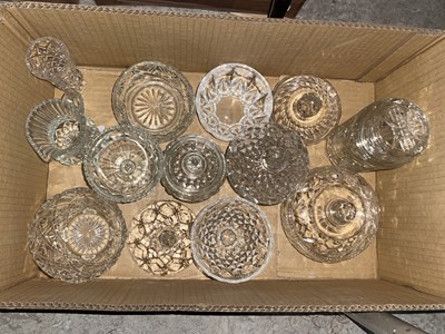 Lot 623 - A box of assorted glassware.