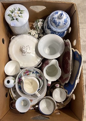 Lot 741 - A box of assorted ceramics.