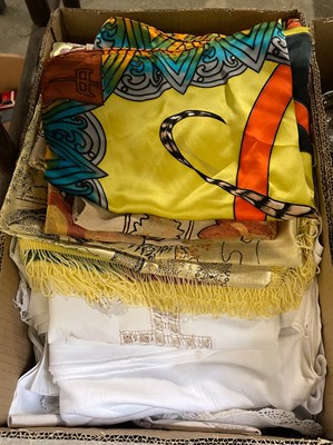 Lot 765 - A box of assorted linen; napery; etc.
