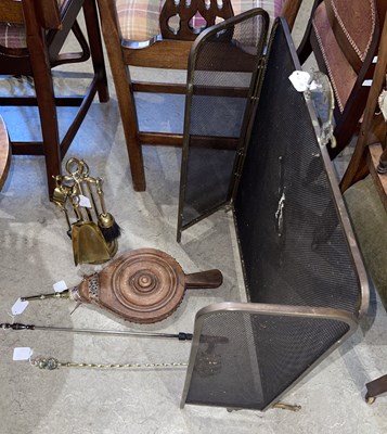 Lot 898 - A group of fireside furniture to include spark...