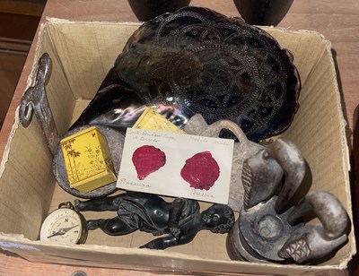 Lot 646 - A box of mixed collectables to include a chip...