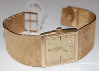 Lot 326A - A 9ct gold Record De Luxe gentlemans...