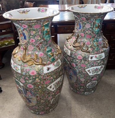 Lot 985 - A pair of decorative Chinese porcelain Famille...