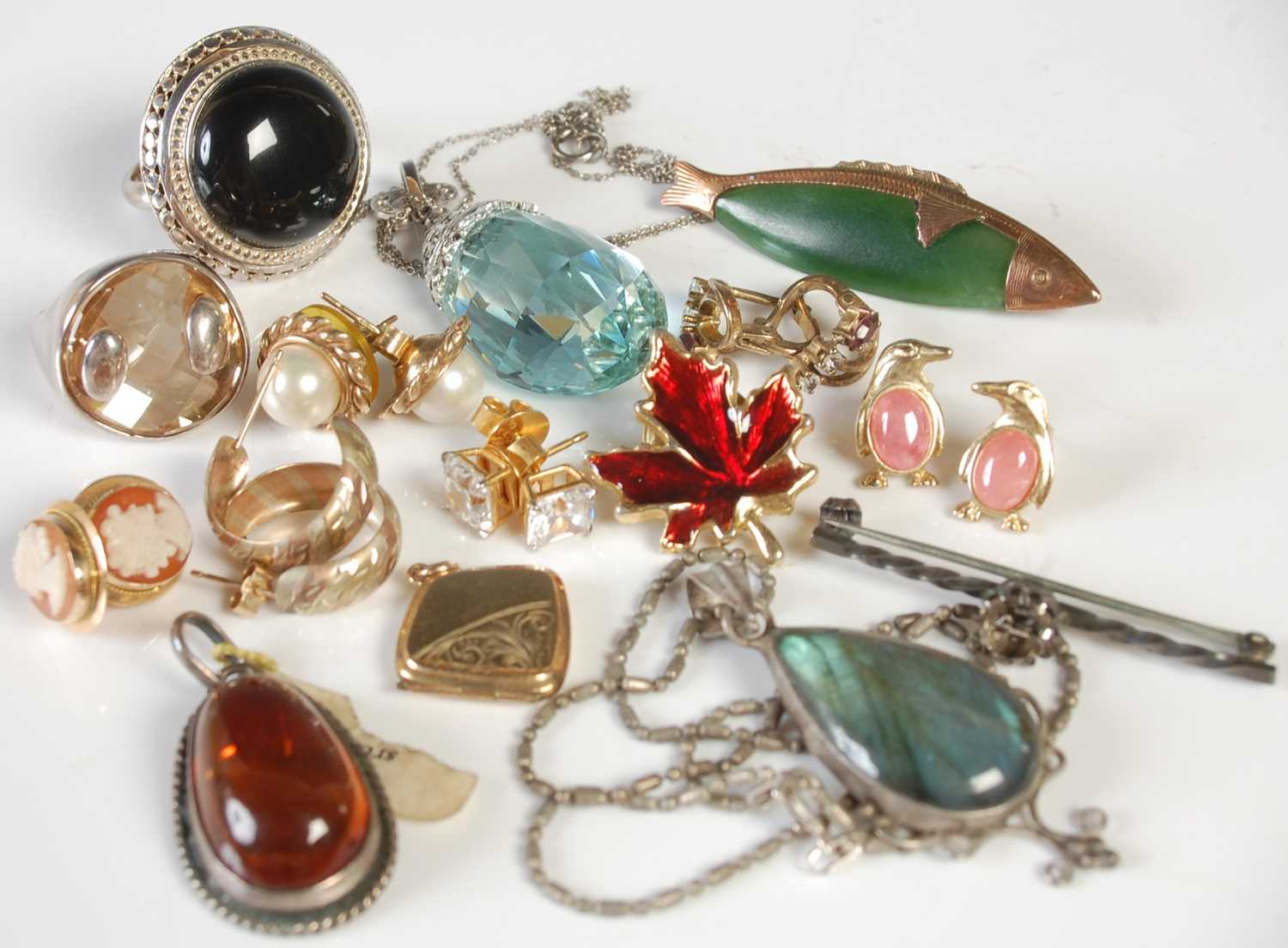 Lot 48 - A white metal gem set pendant, with facetted...