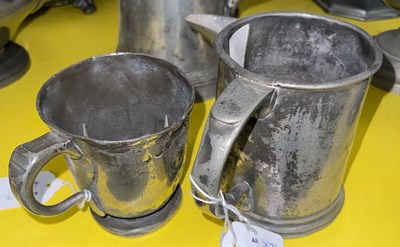 Lot 581 - An early 19th century pewter half pint mug,...