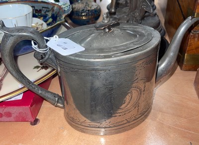 Lot 561 - An early 19th century pewter teapot of...