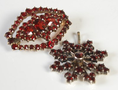Lot 57 - A vintage yellow metal and garnet oval brooch,...