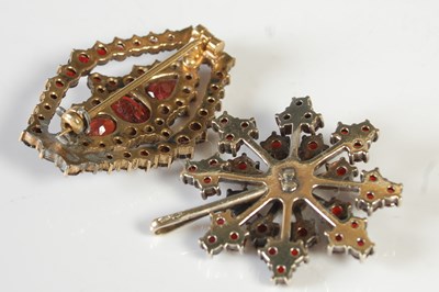 Lot 57 - A vintage yellow metal and garnet oval brooch,...